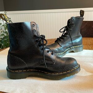Dr. Martens NWOT distressed/crackle leather combat boots women's size 8